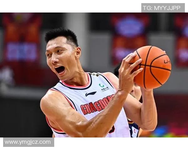 易建联高调回归引发热议球迷支持与质疑声音交织成两极反响 易建联高调回归引发热议球迷支持与质疑声音交织成两极反响